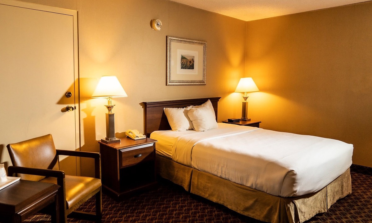 Downtown Hotel | Ramada Hotel & Convention Center by Wyndham Topeka Downtown