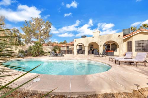 Enterprise Villa | Ranch villa 1 level on half acre 8-min from Strip