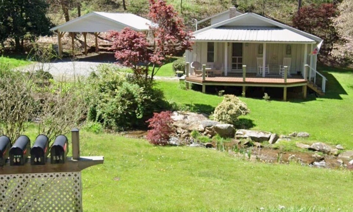 Ridgewood Estates Cabin | Relax and Recharge in a 1940's Creekside Cabin