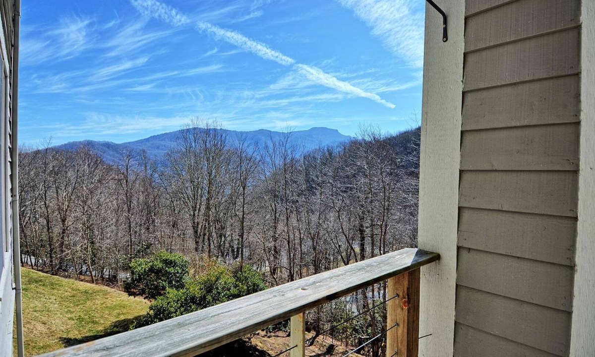 Seven Devils Condo | Relax in this cozy 2-bedroom Hawk's Peak Condo in Seven Devils, NC, perfect for 4!