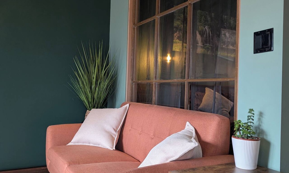 Silverton Cottage | Relaxing Couples Getaway with Hot Tub near downtown Silverton