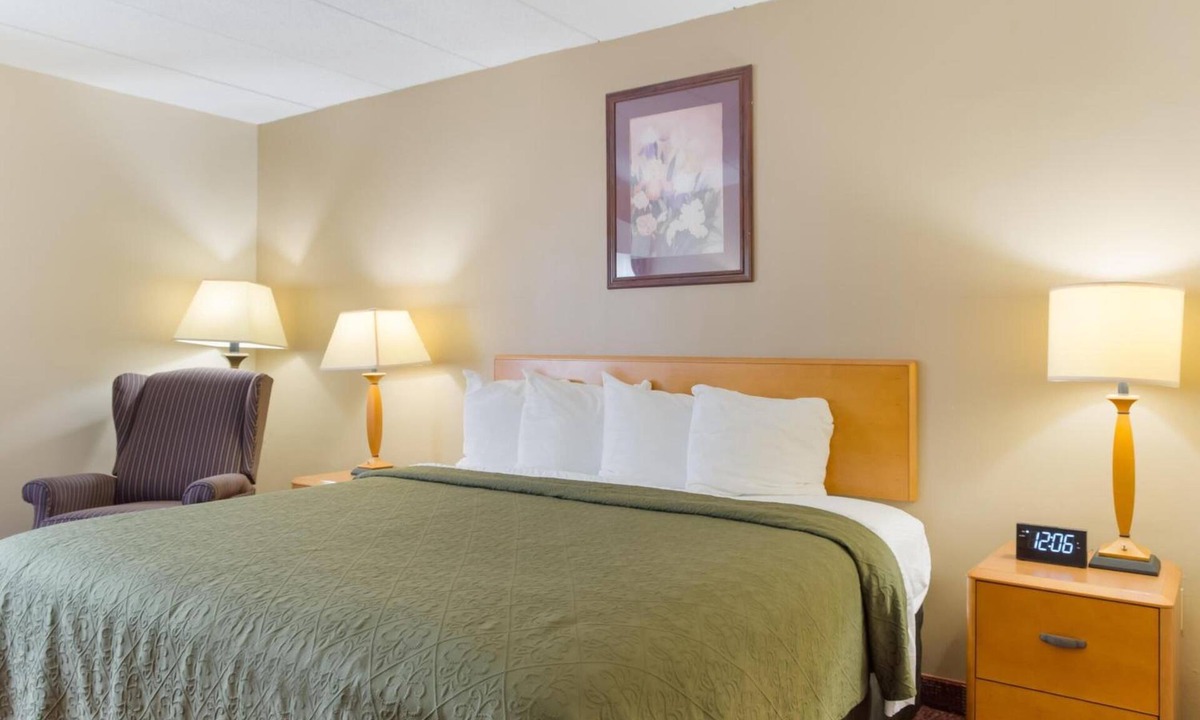 Smithfield Hotel | Relaxing Deluxe King Room near Bally's Twin River Lincoln | Free Bfast & Parking
