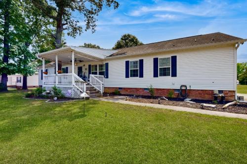 Orangeburg County House | Renovated Retreat w/Private Pool & Hot Tub