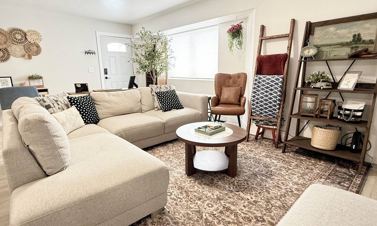 University Area Apartment | Restful Nest A 3bd&2ba in Midtown Anchorage