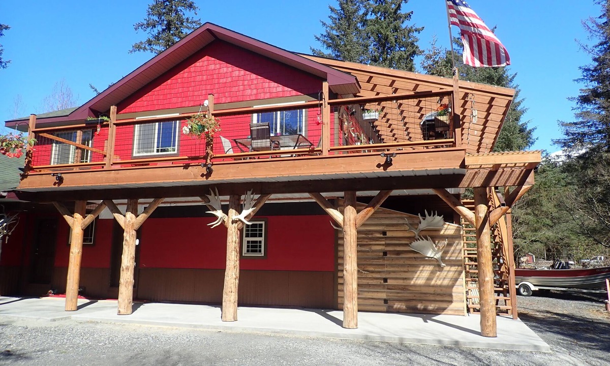 Bear Creek House | Resurrection Peaks Lodge. Upper unit sleeps 6, private lot and close to town.