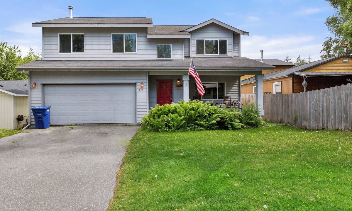 Sand Lake House | Retreat to Hidden Gem near the Airport & Kincaid Park - Modern and spacious