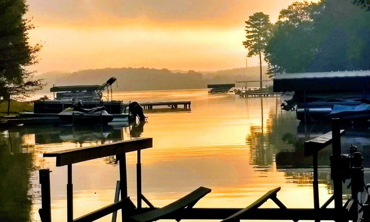 Eatonton Cabin | Romantic Log Cabin directly on Lake with a Boat lift and Awesome views!