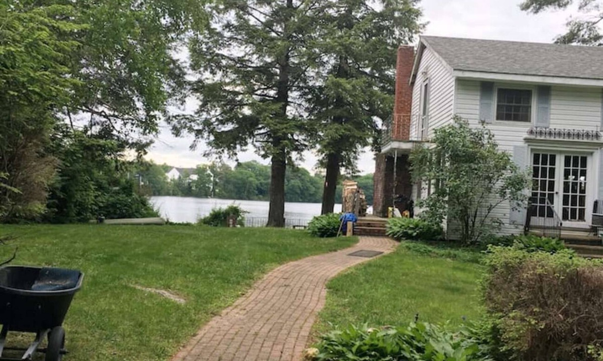 Northwood House | Rustic Lake front cottage nestled in the pines with a Golf Putting Green.