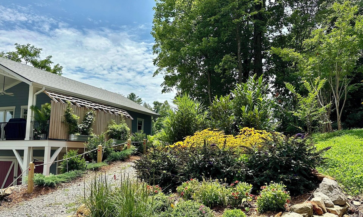 Saluda Cottage | Saluda Adventure Cottage Downtown, Minutes to waterfalls, tubing & ziplining