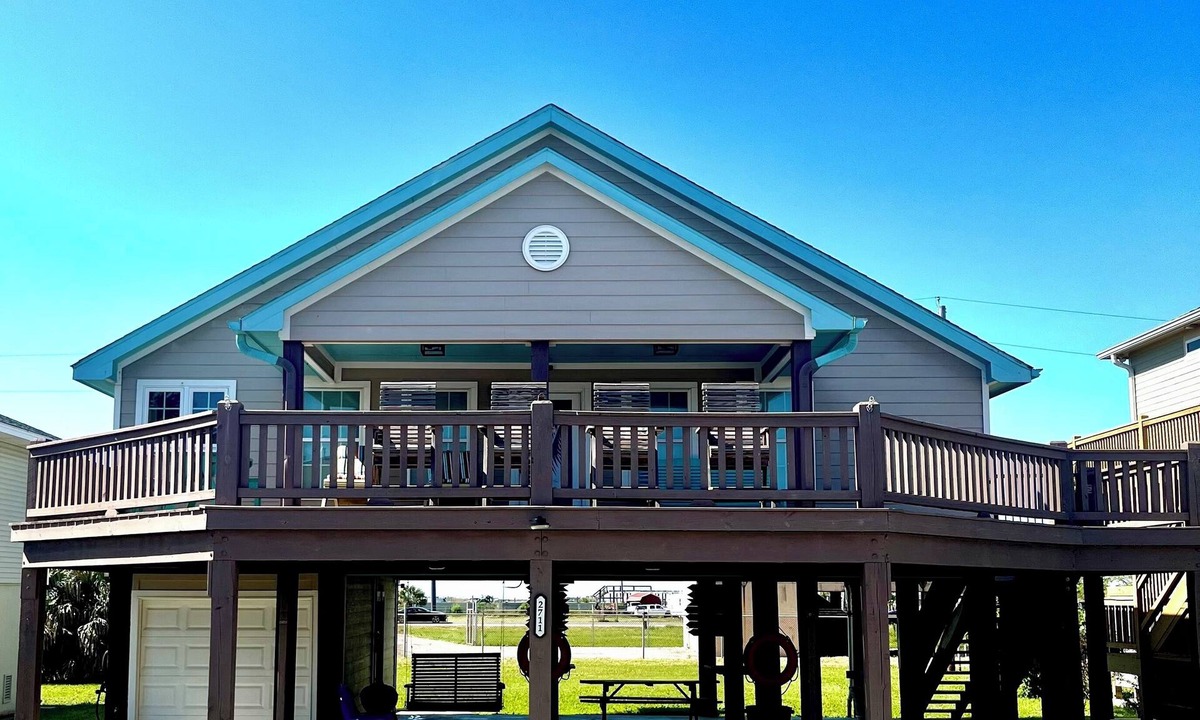 Port Bolivar House | Sandy Blue Heaven– Beach Getaway with Huge Deck great for families! Pet friendly