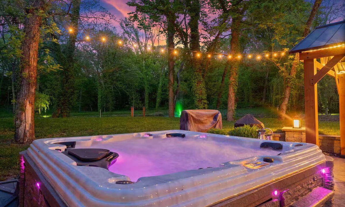 I-435 West KC-KS House | Secluded 15 Acres/Fire Pit/Hot Tub/Fishing Pond, Woods/Near Village West
