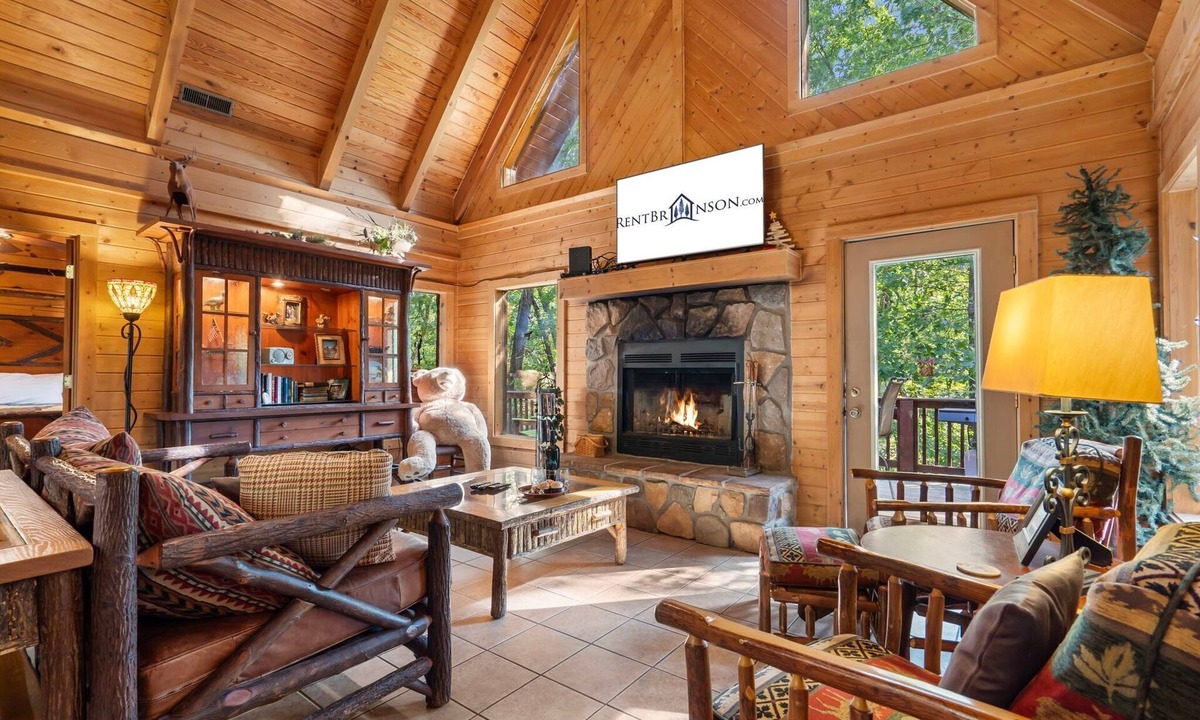 Branson Cedars Cabin | Secluded Cabin, HotTub, Jet Tub, Woods, Near Big Cedar & Shows-Firepit -Car Charger