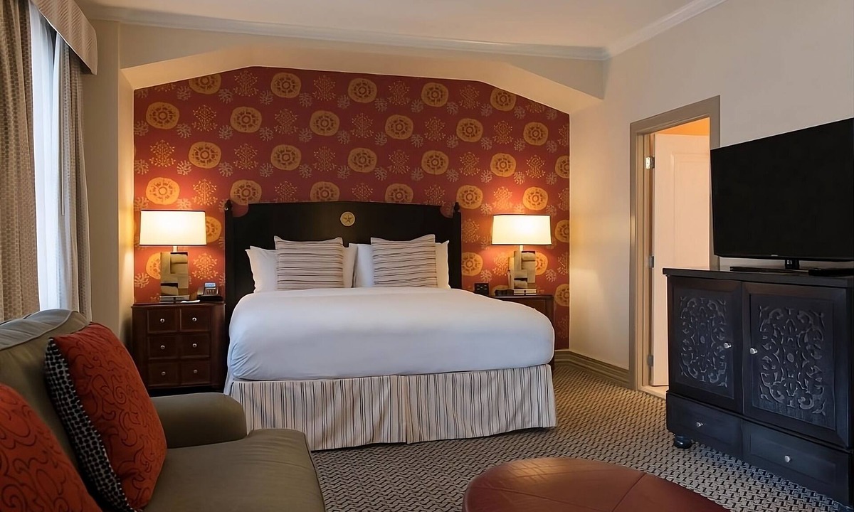 Downtown Austin Hotel | See Iconic Attractions! Elegant Suites Near Theatre and Park! Pets Allowed Here!