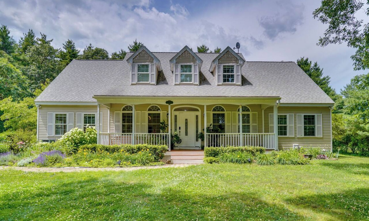 Shirley House | Serene & Sleek Family Retreat w/Office in Shirley