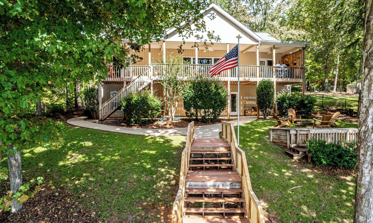 Eatonton House | Serenity Outlook - 5bedrooms, Sleeps 12, Kayaks, Games, Firepit + MORE!