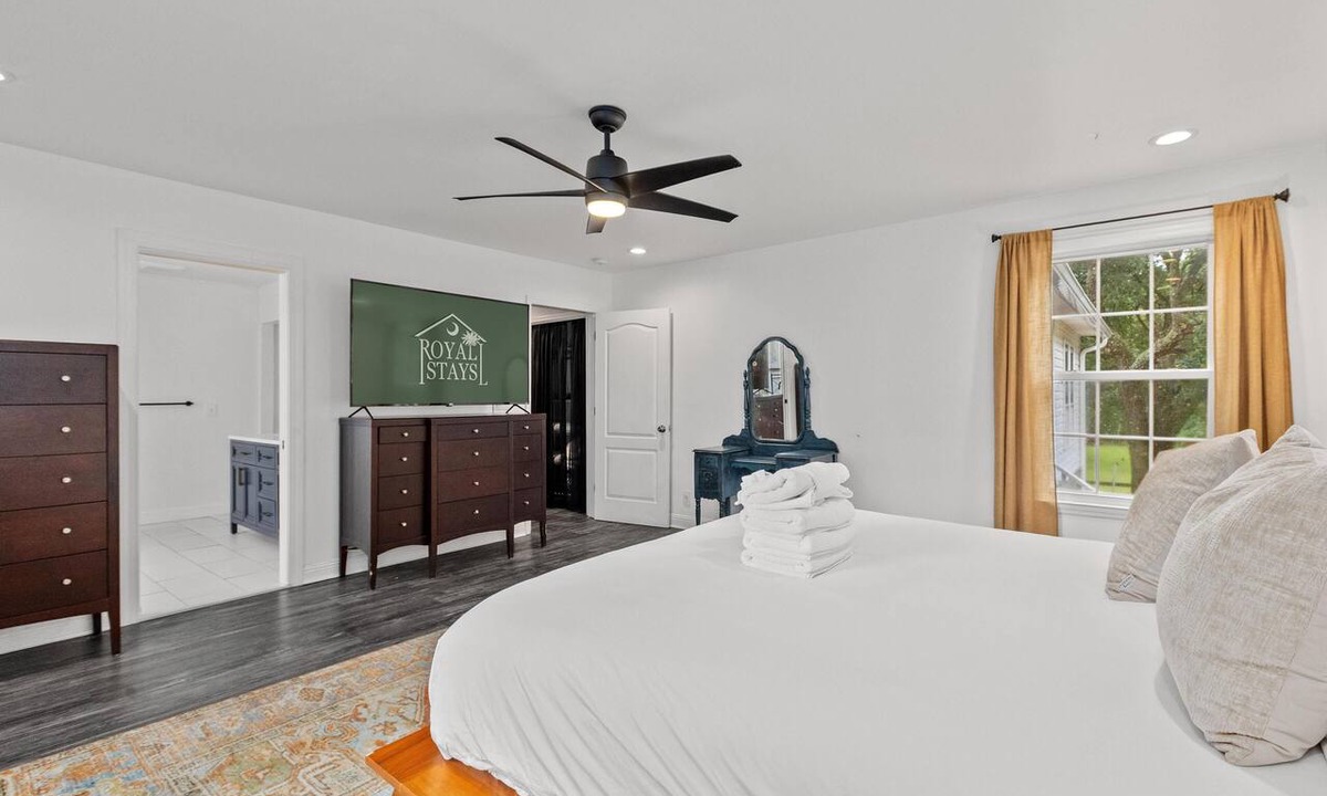 Mount Pleasant House | Six Mile Abode-5 Miles to Beach-huge Yard