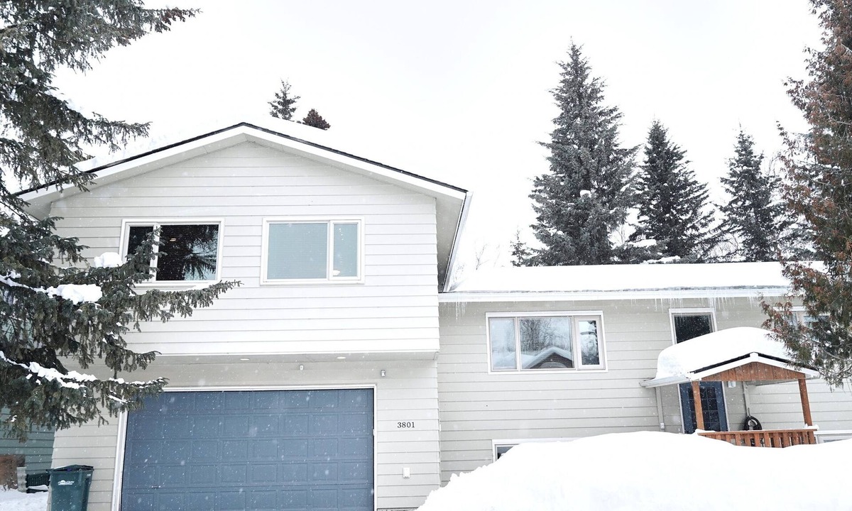 Turnagain House | Sleeps 10 ~Game Room~ Family ~ Airport ~ Bear Haus