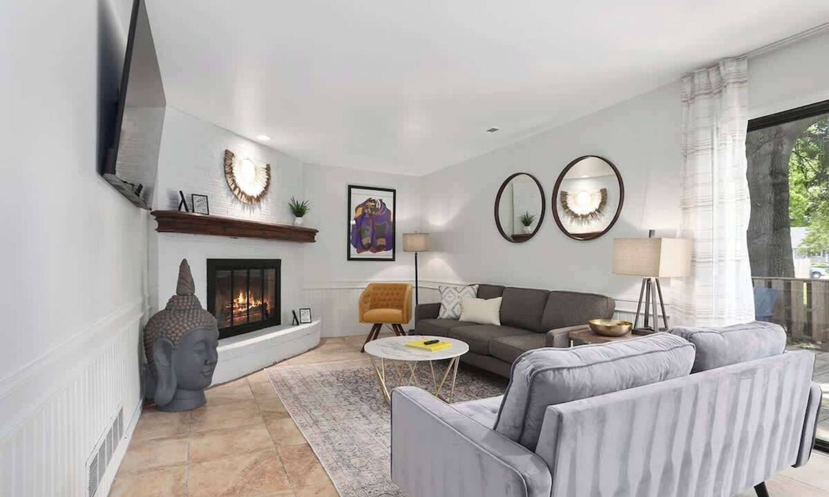 Olathe House | Sleeps 13 with 5 Bedrooms King Beds