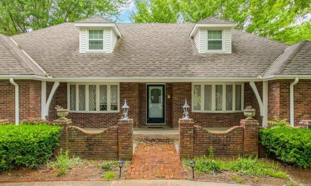 Blue Springs House | Sleeps 15| Game Room + King Beds