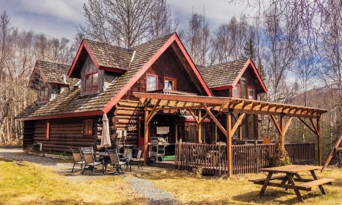 Eagle River Cabin | Sleeps 18! Moose Lodge Log Cabin and Chalet & Hot Tub