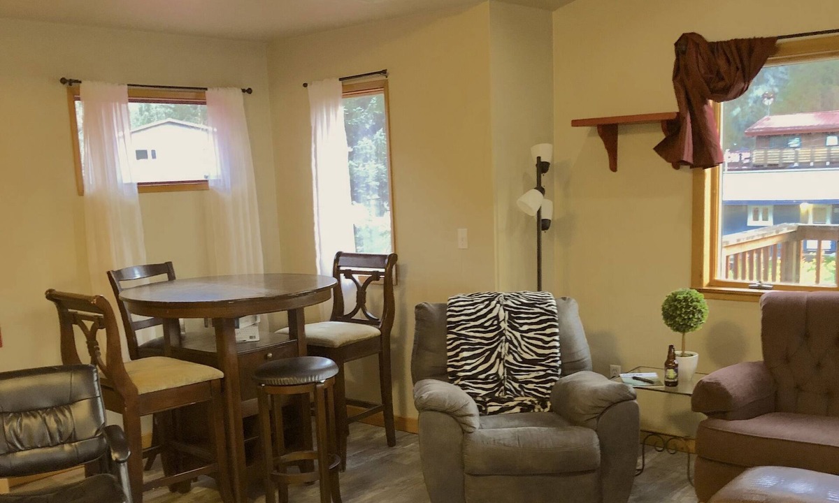 Mendenhaven House | Sluice Box - Affordable, Convenient, and near Mendenhall Glacier- DISCOUNTS ON TOURS!