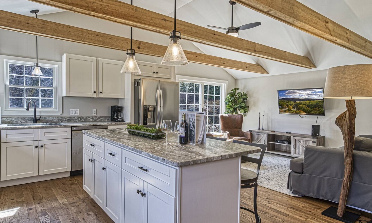 Sunapee House | Soonipi Casa by Sunapee Stays Peekaboo views of Mount Sunapee