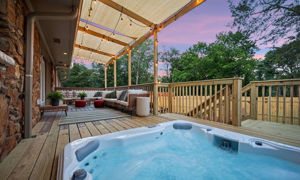 Belvedere Park House | Southern Serenity – Hot Tub, Fire Pit, Speakeasy bar lounge and game room.