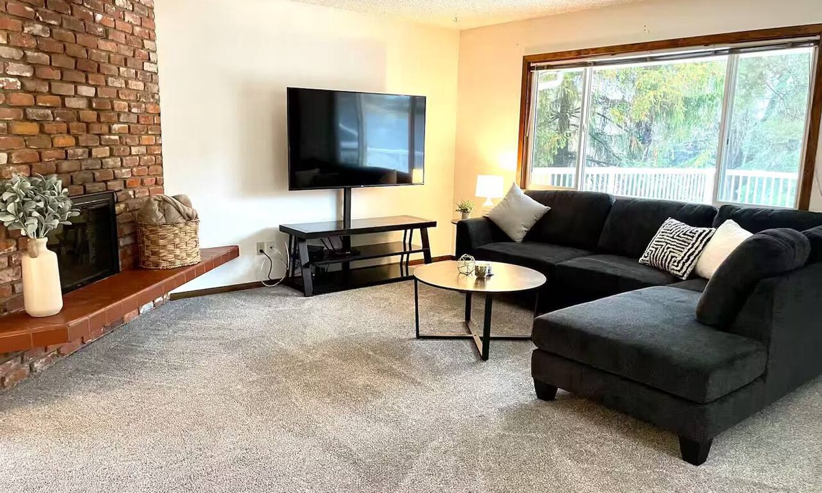Pullman House | Spacious 3 Bedroom w/Large Deck & Backyard