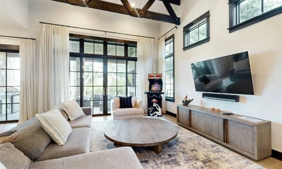 Spicewood House | Spacious 4 Bedroom Designer Home within the gates of The Reserve!