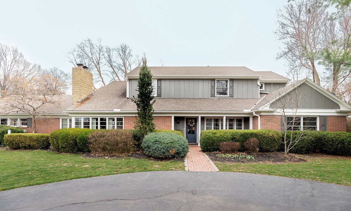 Lea Manor House | Spacious 6-bedroom house mins from WC Venues with putting green and gym