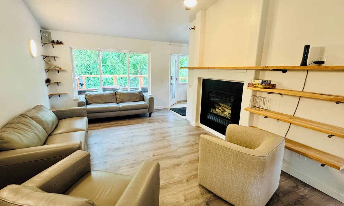 Abbott Loop House | Spacious Alaska Basecamp - Close to Trails, Wildlife, Shopping, & Adventures