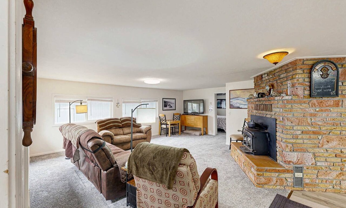 Winchester Bay House | Spacious & comfortable home close to the Harbor, Sand Dunes, beaches, & parks