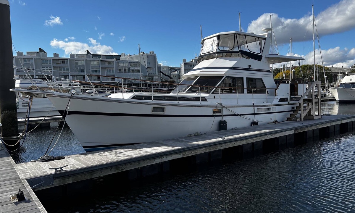 Thompson Square - Bunker Hill Boat Rental | Spacious & Comfy 2BR/2Bath Yacht -Toasty Heat- On Freedom Trail-Walk to Downtown