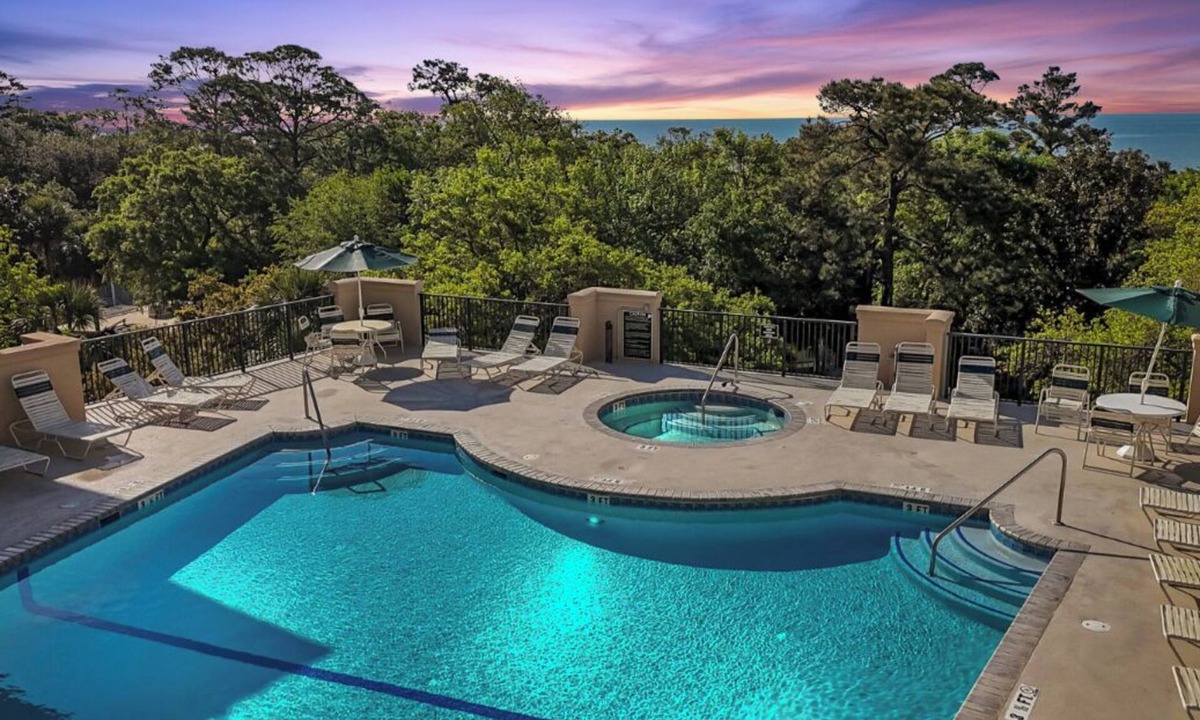 North Forest Beach Condo | Spacious Hilton Head Island Condo - 1 block to Beach & 60+ shops/restaurants