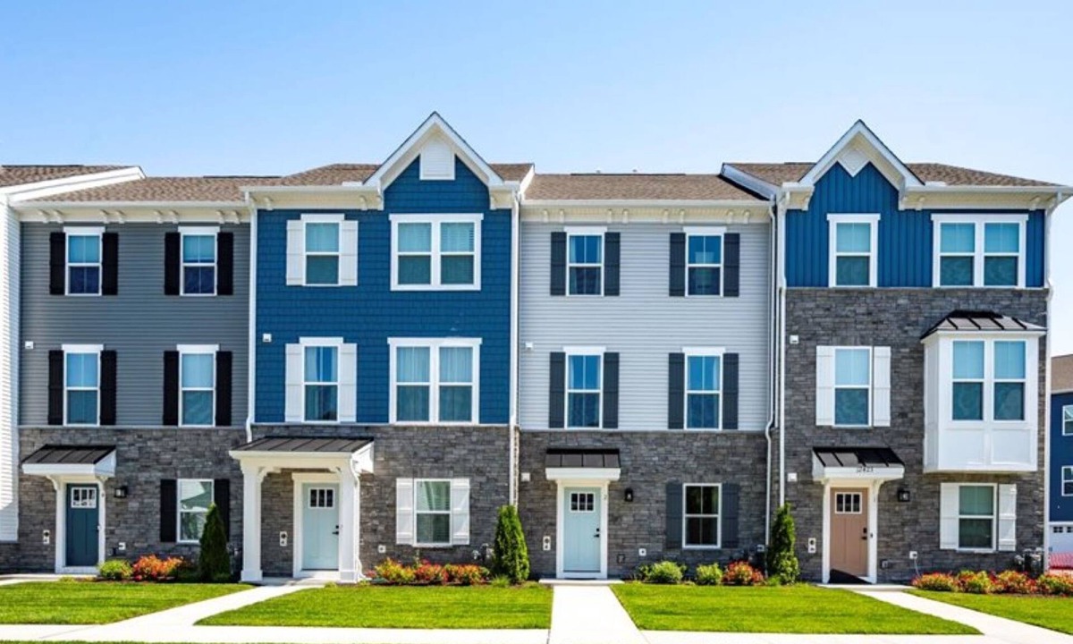 Bayside House | Spacious home with WIFI and amenities center just steps away from the bay.