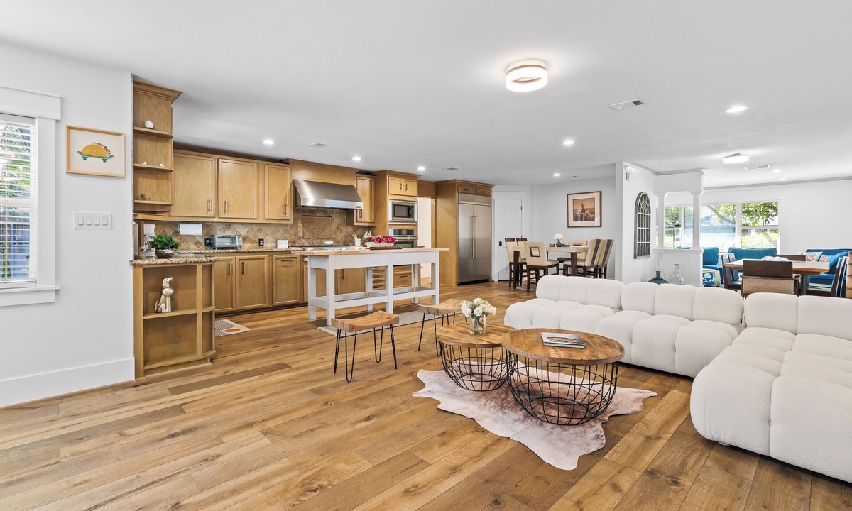 Greenway Plaza-Upper Kirby House | Spacious Luxury Highland Village Retreat near River Oaks/Galleria-4BDR-2 King BD