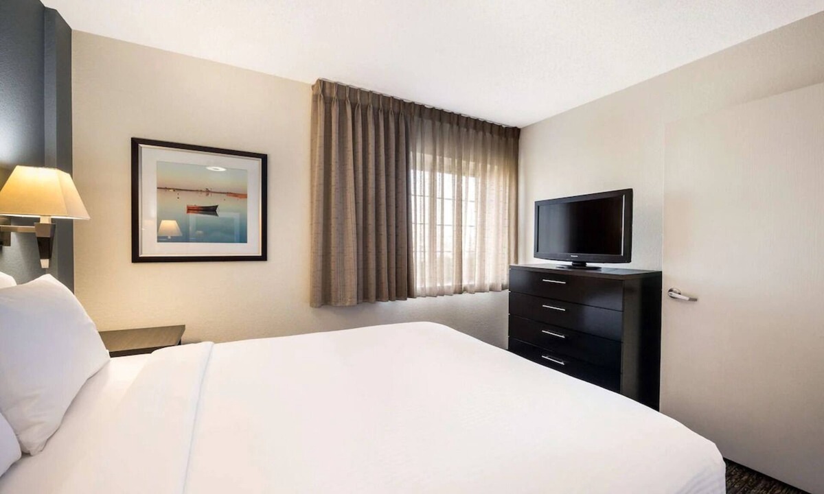Braintree Hotel | Spacious Pet Stay | Kitchen & Laundry | Near Freedom Trail & Fenway