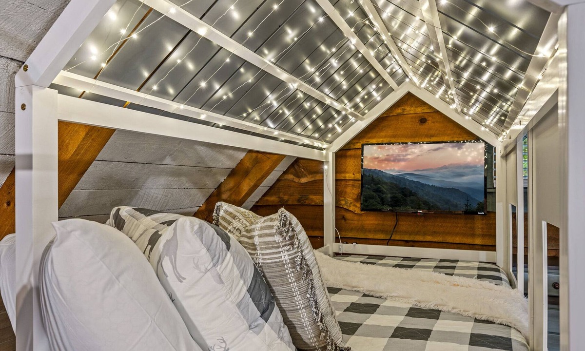 Townsend Cabin | Spring Retreat! Hot Tub, Theater, XBox, Kid Room
