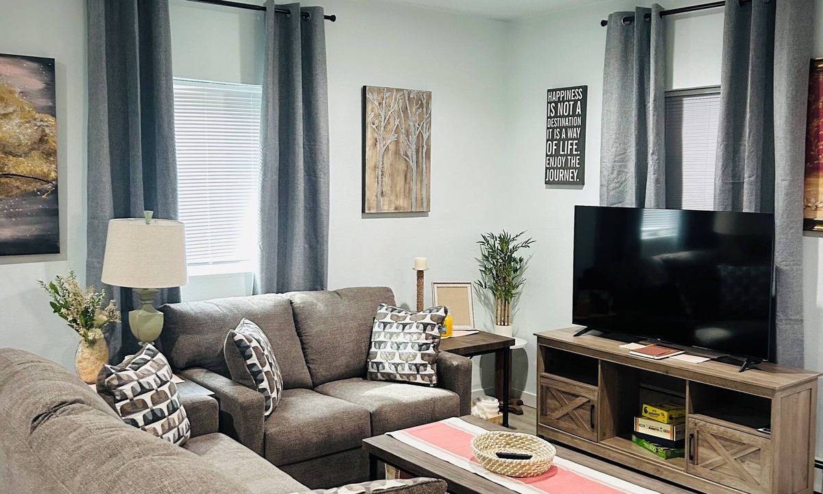 Ridgeway Apartment | Spur of the Moment Suite. Charming 2-bedroom apartment in Soldotna with WiFi