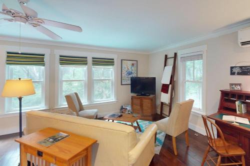 Olde Town Apartment | Steps to Riverfront: Dtwn Bluffton Studio!