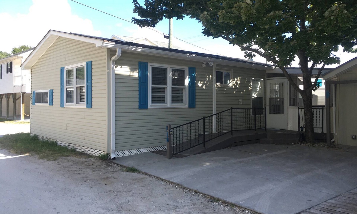Myrtle Beach House | Steps to the BEACH and WATER PARK - Cleaning & Linens INCLUDED