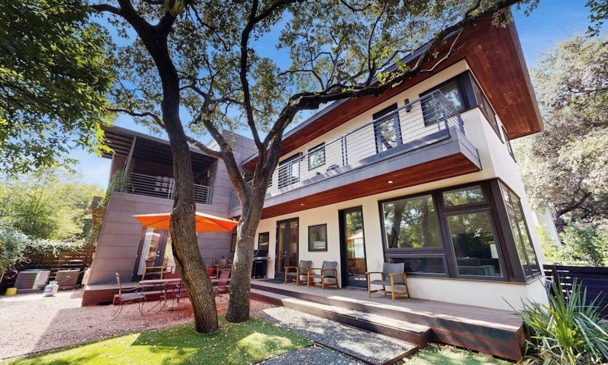 Travis Heights House | Stunning dog-friendly house w/private gas grill & deck -steps to South Congress
