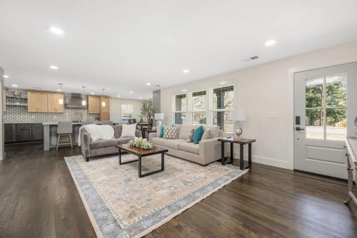 Gastonia House | Stylish Family Retreat with Gourmet Kitchen & Fast WiFi