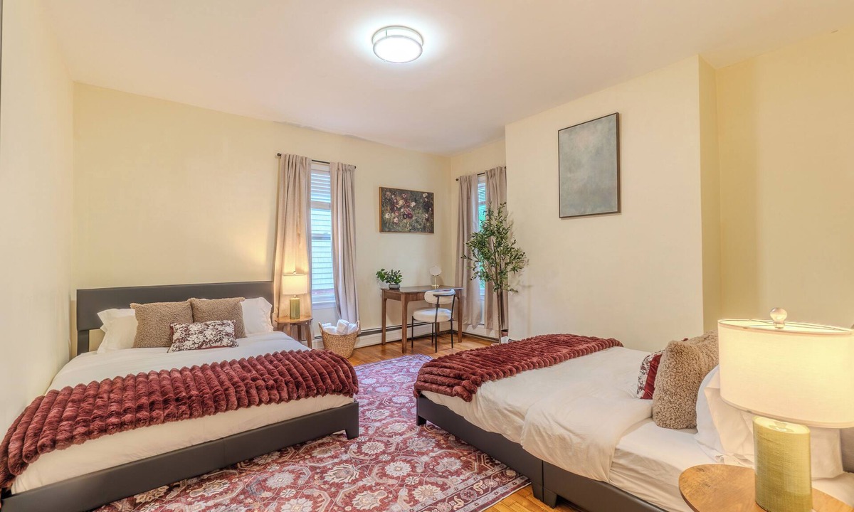 Everett Apartment | Stylish Modern 5BR Home W/Private Balcony