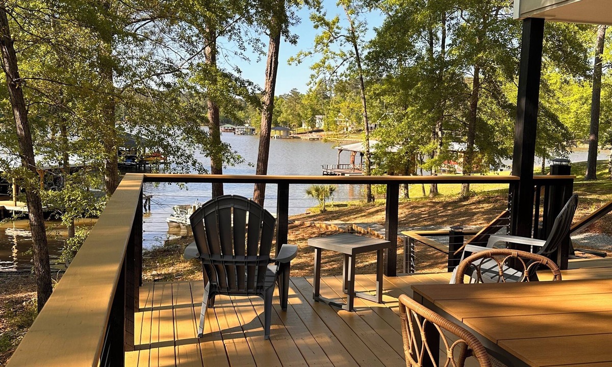 Milledgeville House | Summertime is calling Lake Sinclair rental with dock and Kayaks sleeps 6-7!