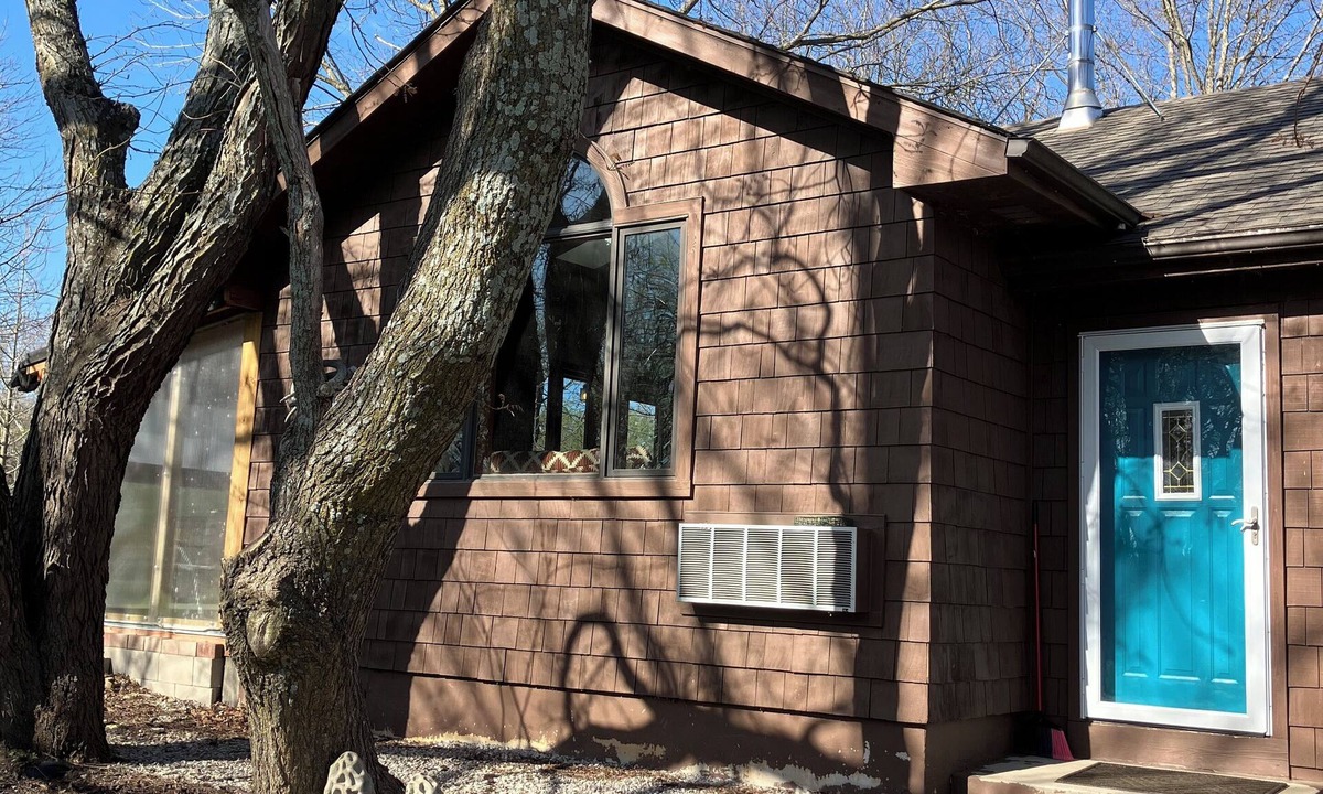 Lawrence House | Sunflower/Mushroom Farmhouse just 6 minutes from Lawrence "Wakarusa Valley Farm"