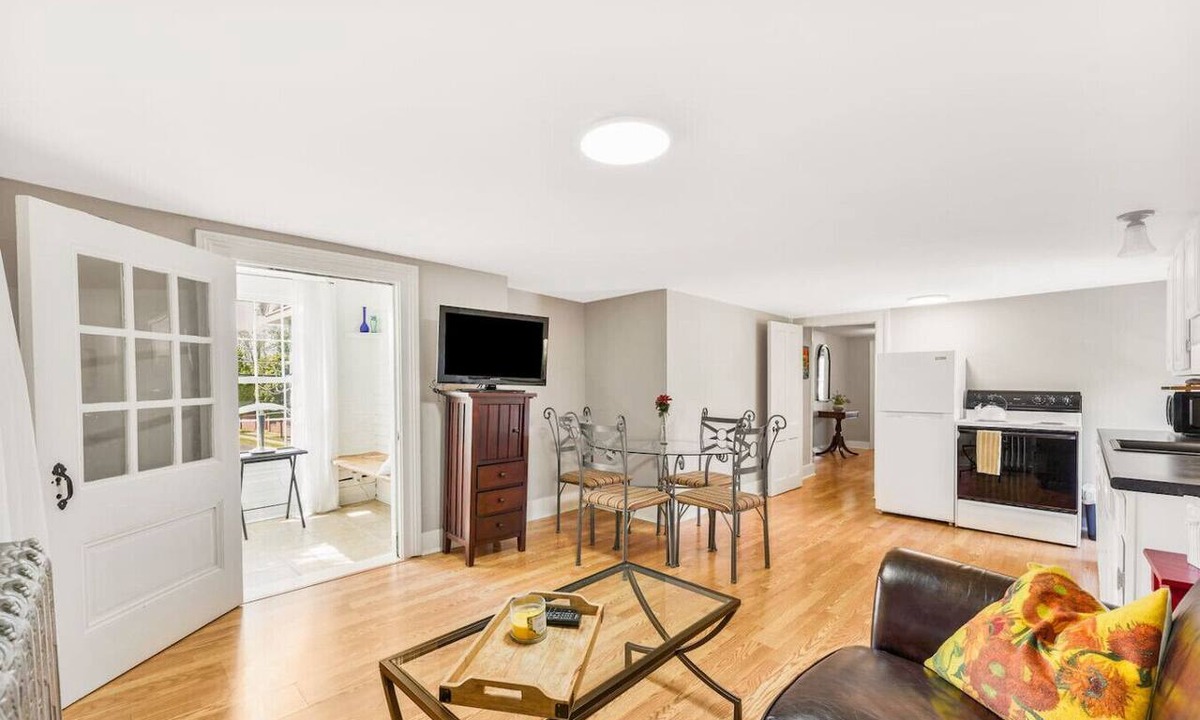 Portland Apartment | SUNNY PRIVATE 1 BEDROOM APARTMENT
