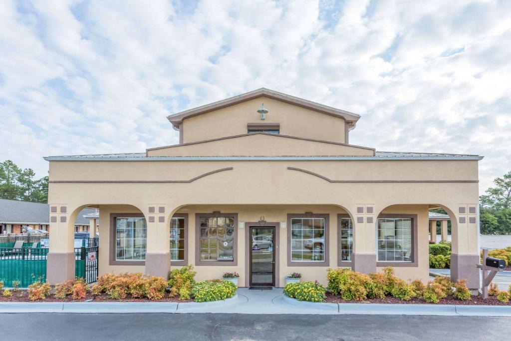 Santee Hotel | Super 8 by Wyndham Santee/I-95