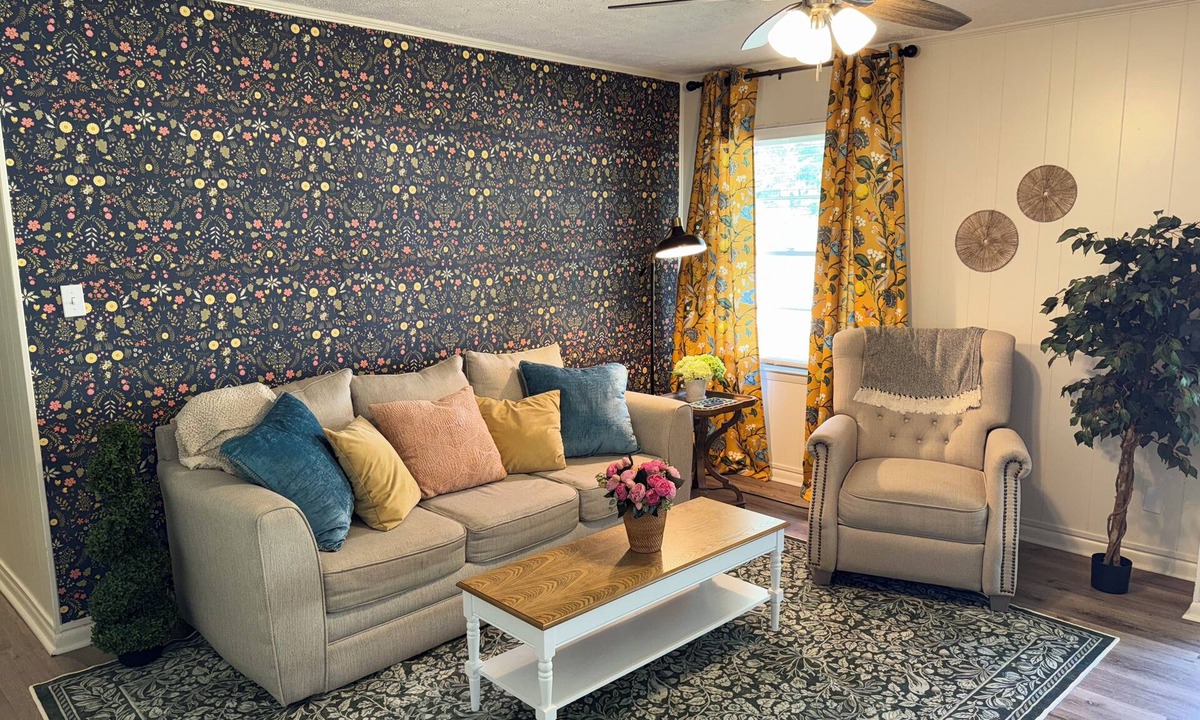 Covington House | Sweet Magnolias Home: Walk to Square