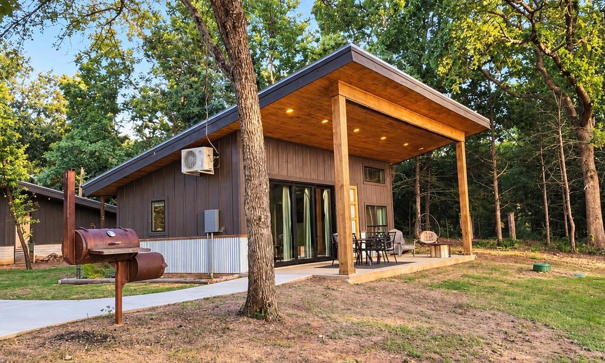 Denison House | Texas Tiny Cabins #1 - Cozy Getaway Near Texoma